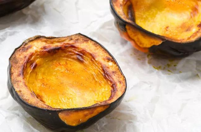 An image of baked cinnamon acorn squash.