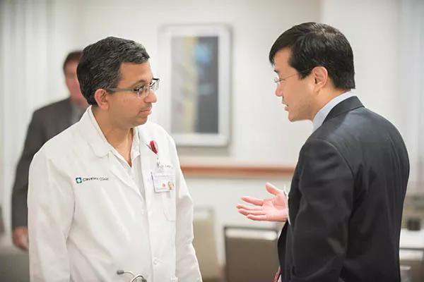 Cleveland Clinic’s Samir Kapadia, MD chats with John Wang, MD, of MedStar Union Memorial Hospital 