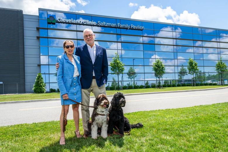 Mark and Shelly Saltzman in front of the Mentor Hospital Saltzman Family Pavilion.