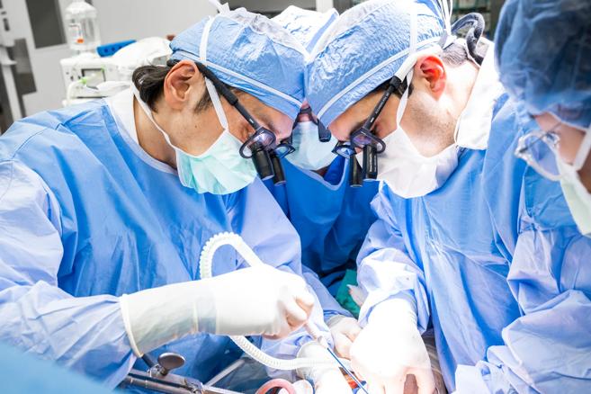 Dr. Kwan and Dr. Hashimoto performing Laparoscopic Liver Transplant Surgery