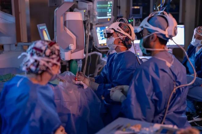 Using heads-up display during retina surgery