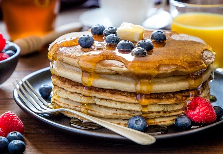 recipe: gluten free pancakes with raspberries blueberries and maple syrup
