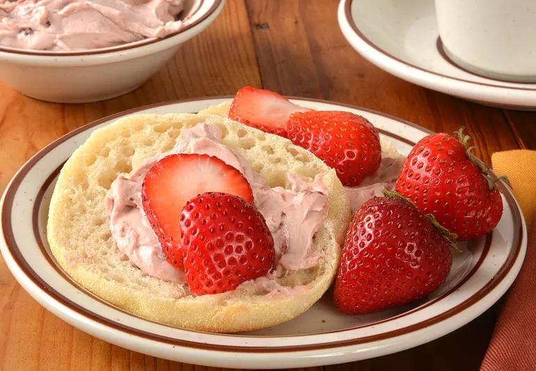 breakfast pizza with strawberries