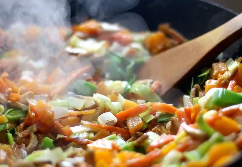 stri fry with carrots, shallots, peppers