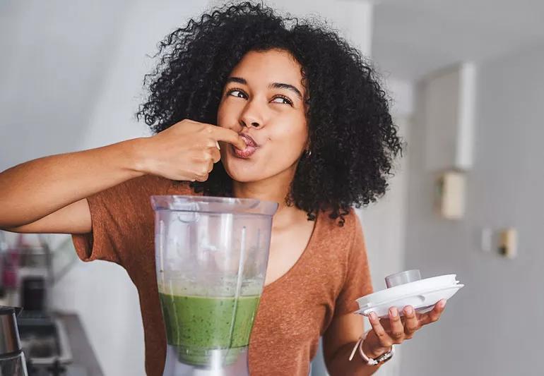 woman making a breakfast smoothie