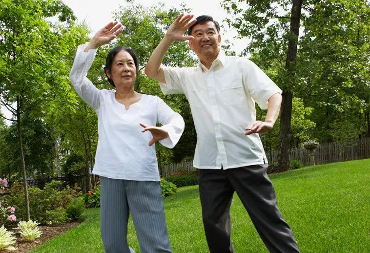 couple performing tai chi