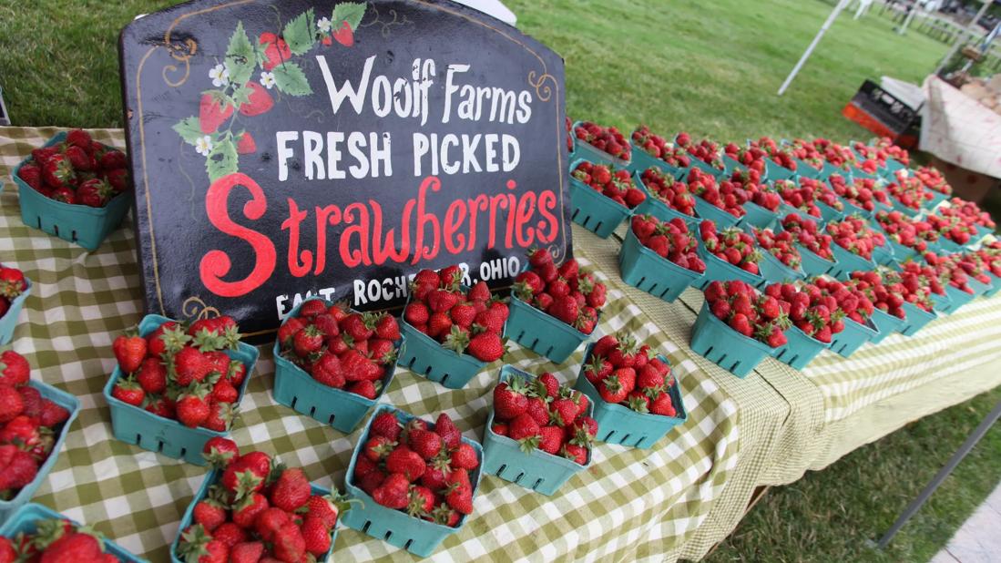 farmersMKT-strawberries1