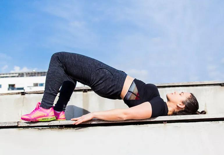 woman doing the bridge exercise to strengthen her core