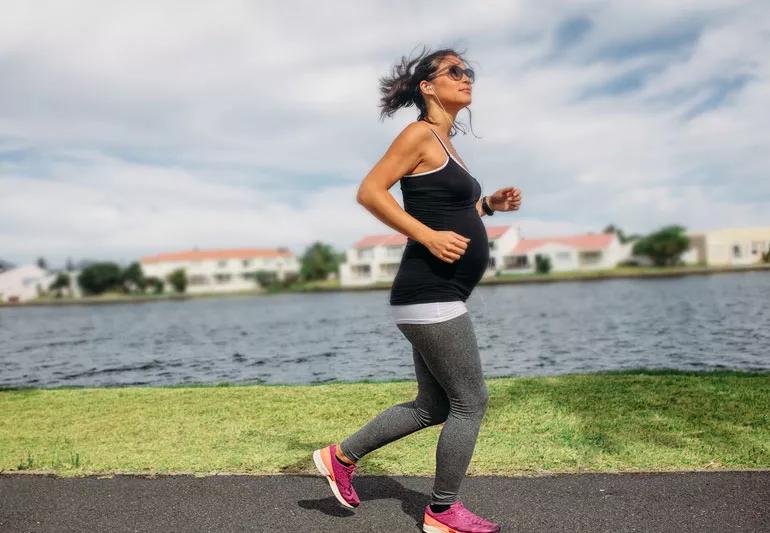 Prenant woman walks runs around a lake