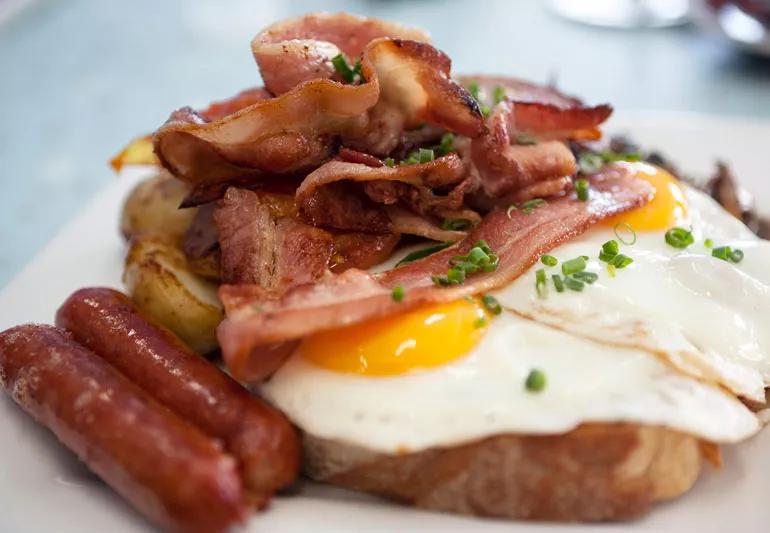 Bacon, sausage links and eggs