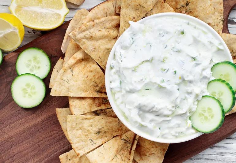 Cucumber dip with lemon, dill and pita