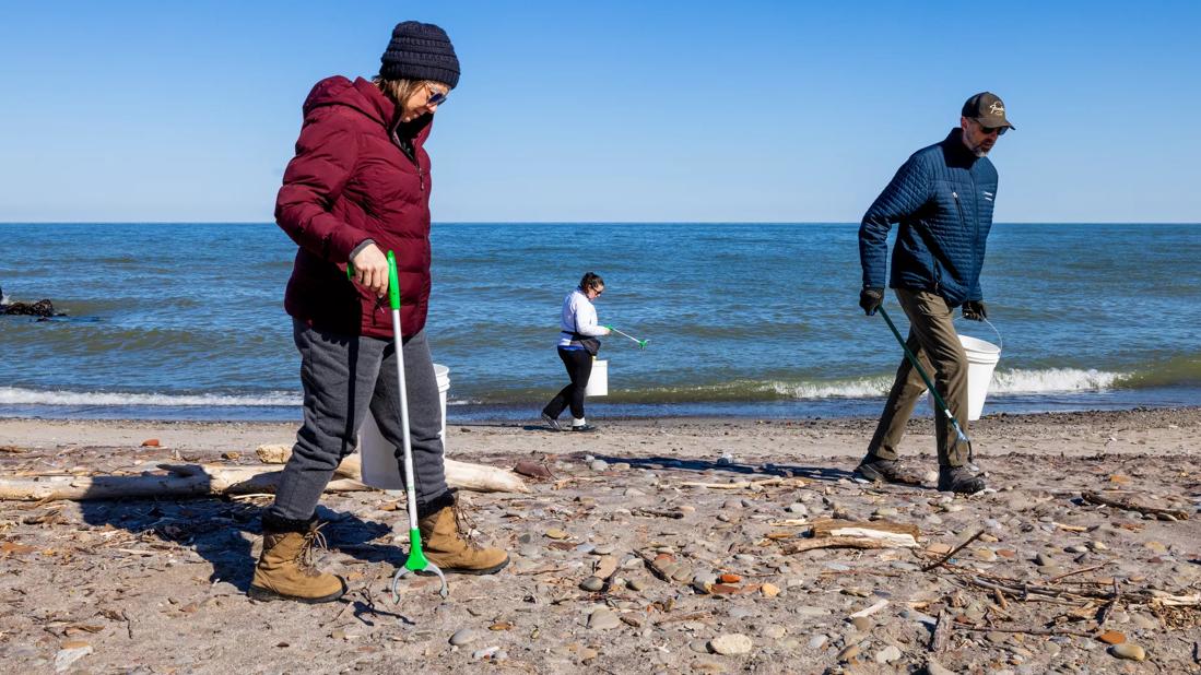 Volunteer cleanup at lake