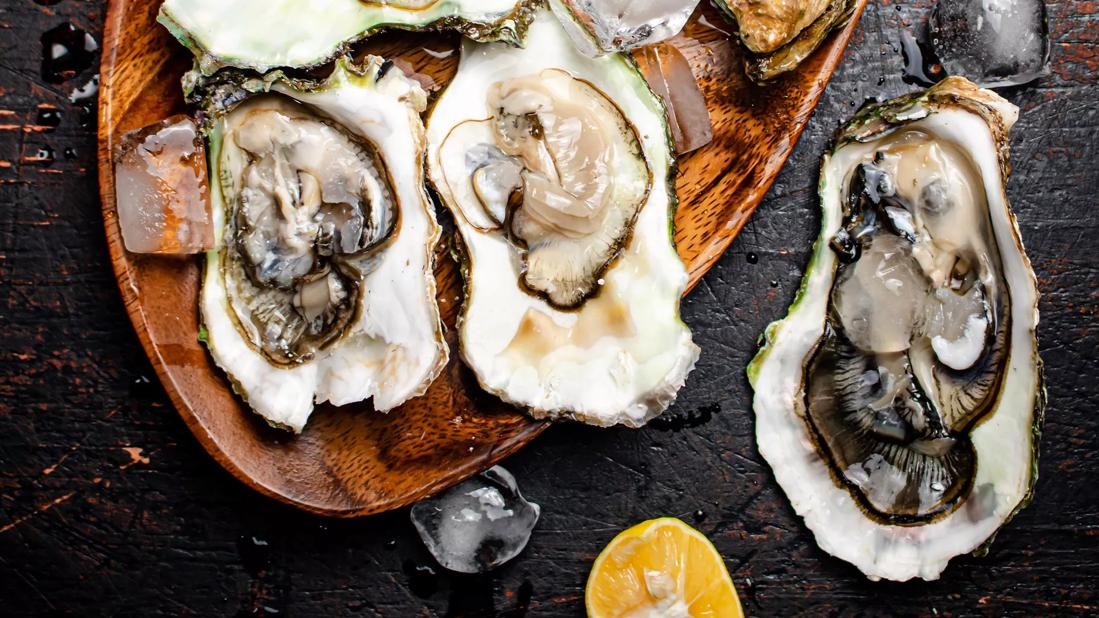 Oysters on a wooden serving tray