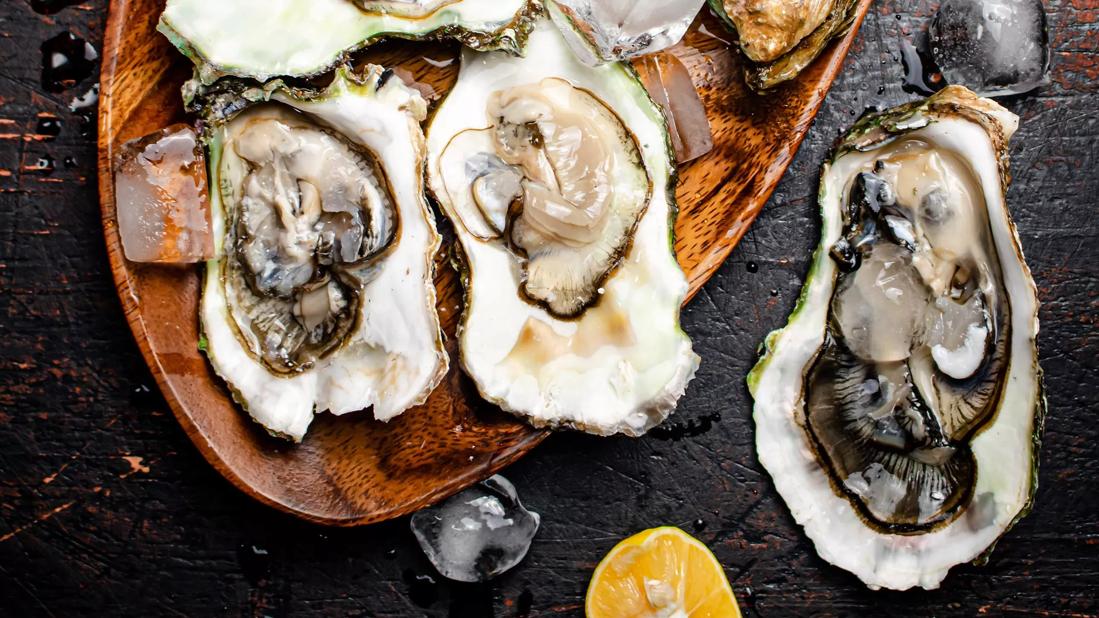 Oysters on a wooden serving tray