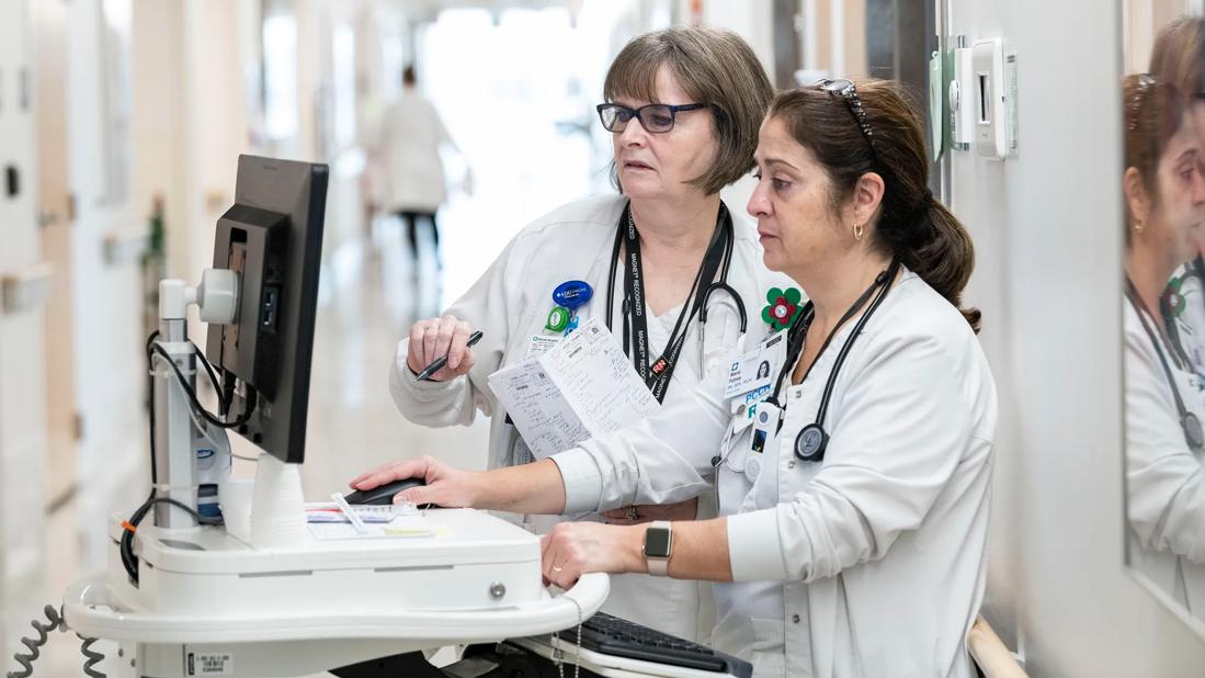 Nurses using EHR