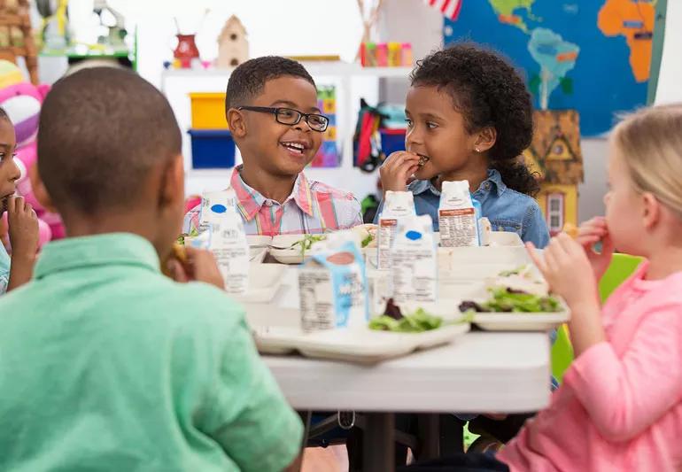 School childeren eating lunch together