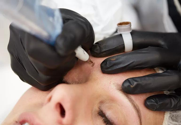 Tattoo permanant makeup on eyebrows
