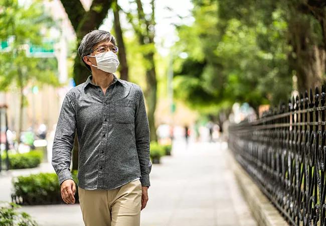 650&#215;450-Walking-Outdoor-facemask