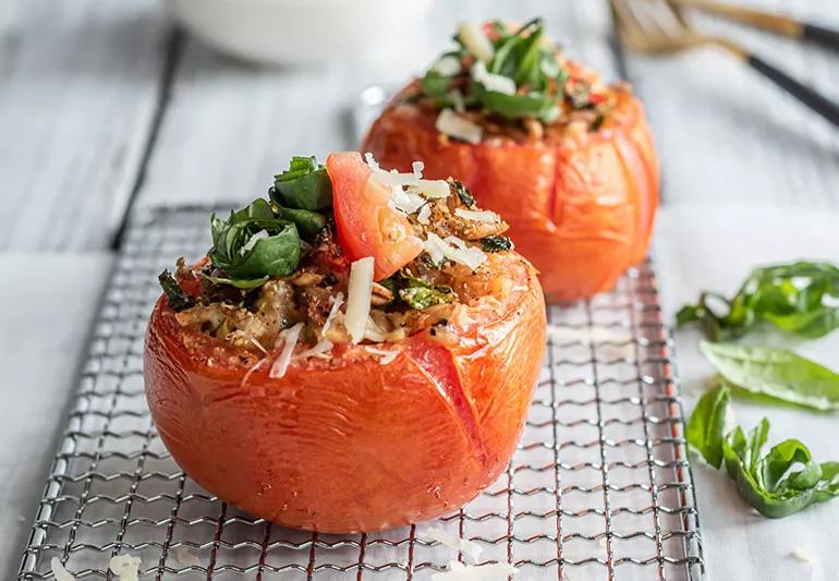 Stuffed tomatoes filled with farro and zucchini