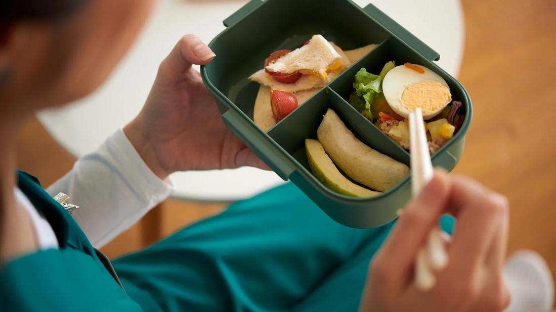 Nurse eating a healthy lunch