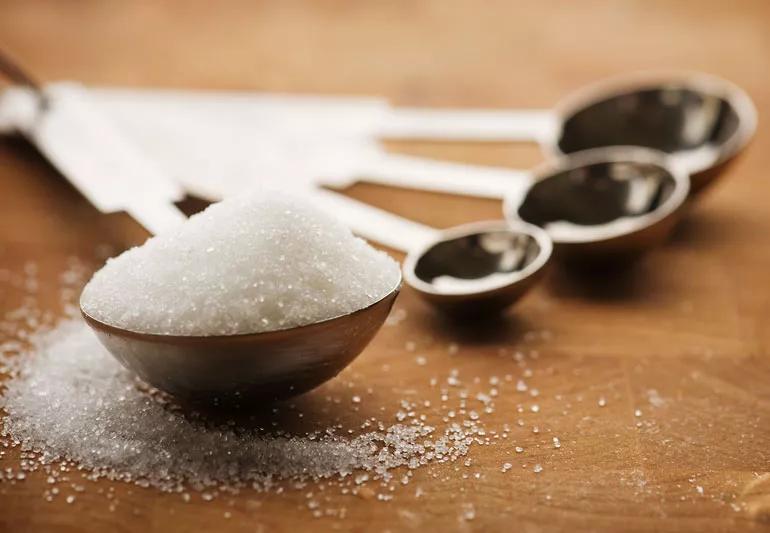 Measuring spoons filled with sugar