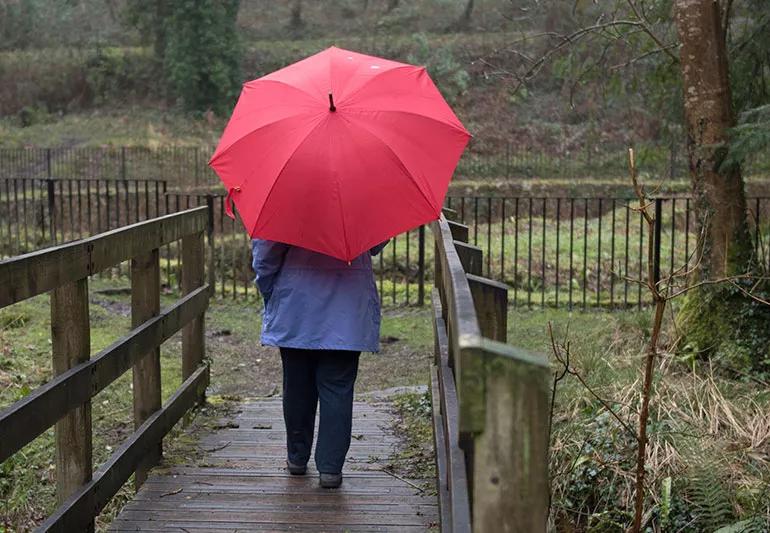 woman's knee aches during weather changes