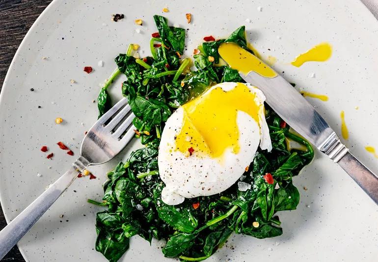 Poached eggs with spinach and red pepper