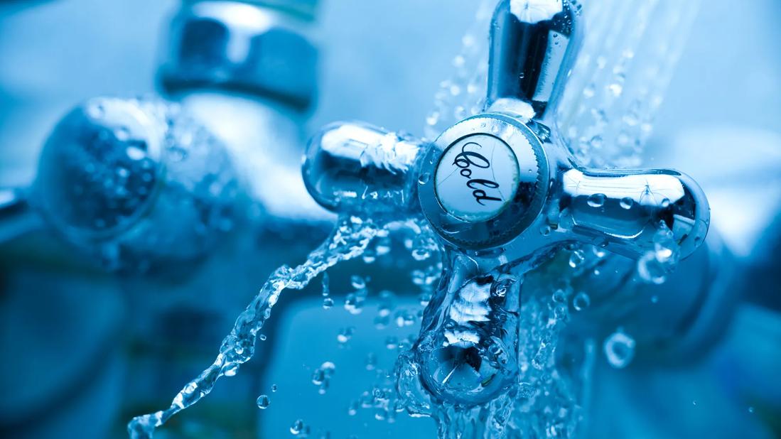 Cold water handle in tub with water cascading over it