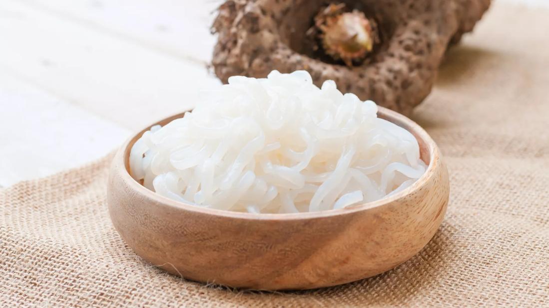 Bowl of white konjac noodles in wooden bowl