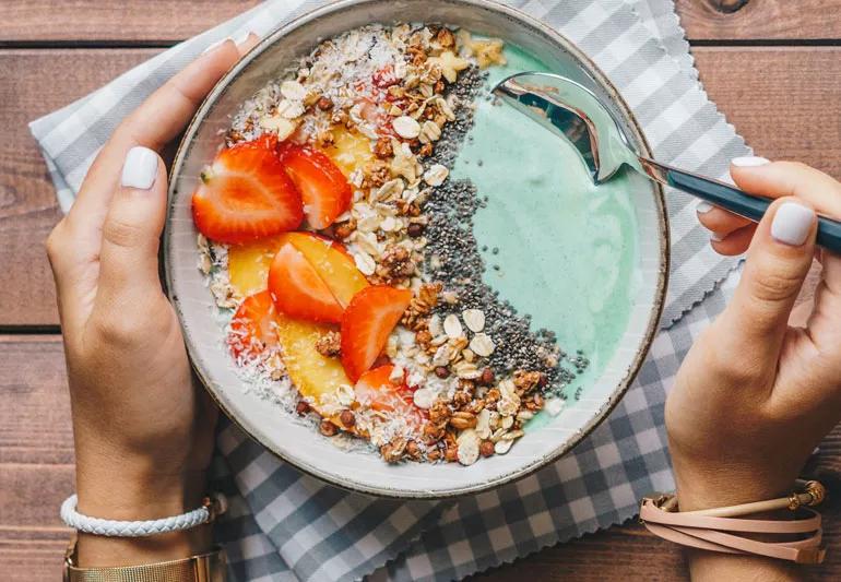 An example of a healthy smoothie bowl with oats and strawberries.