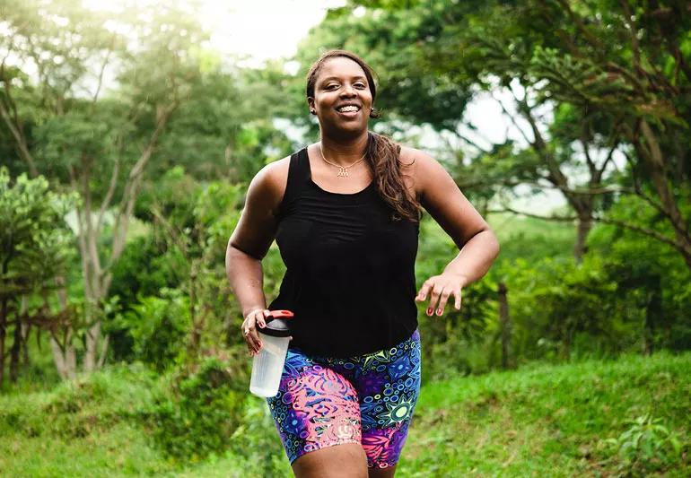 woman with asthma runs in the park