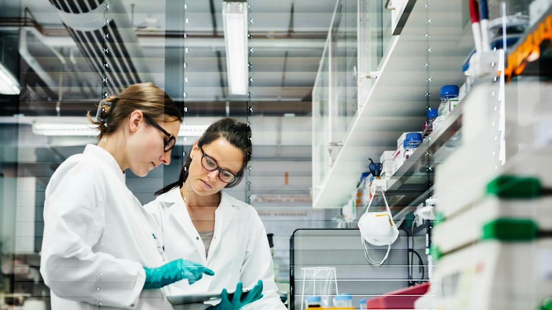 Female scientists in lab