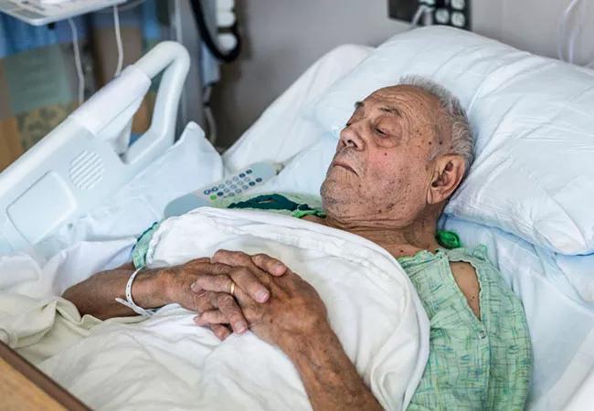 22-NEU-2922375_elderly-hospitalized-patient_650x450