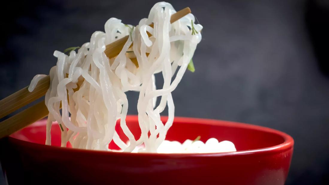 Shirataki Miracle noodles on chopsticks and in red bowl