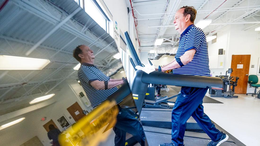 21-HVI-2073952-cardiac-rehabilitation-feet-on-treadmill_650x450