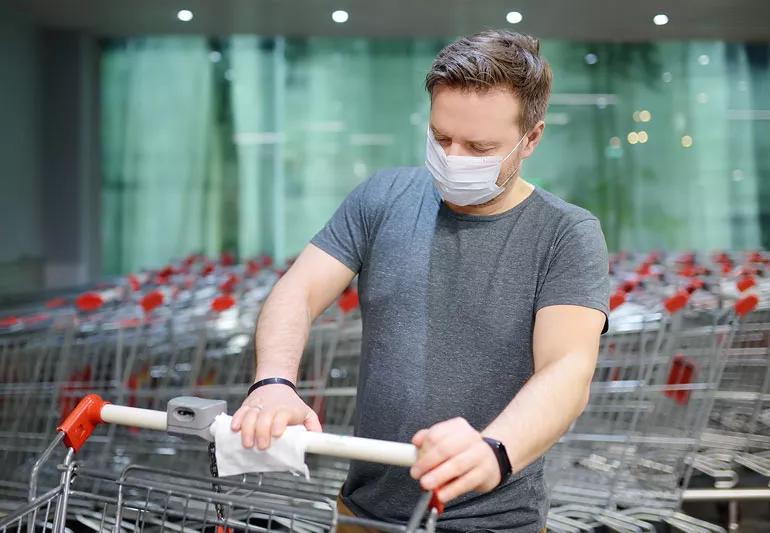 Man at grocery store with mask and no gloves