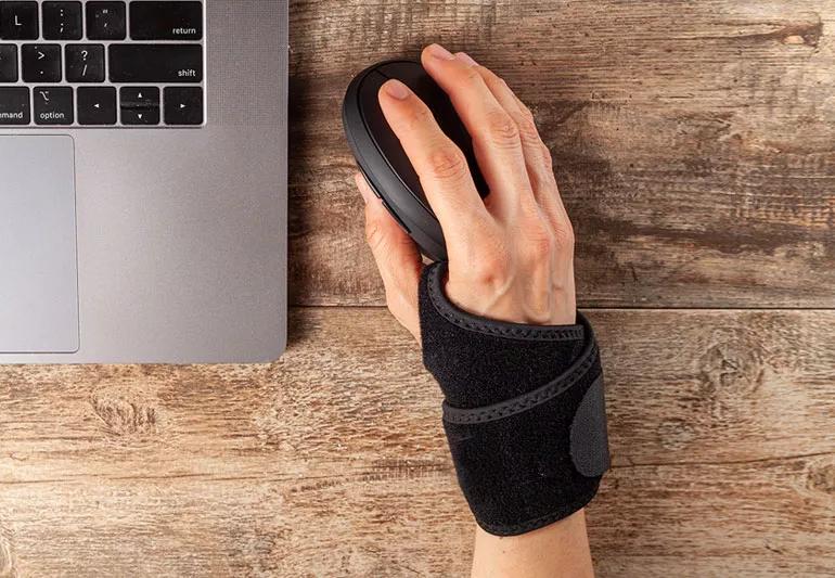 carpel tunnel brace on wrist while working on computer