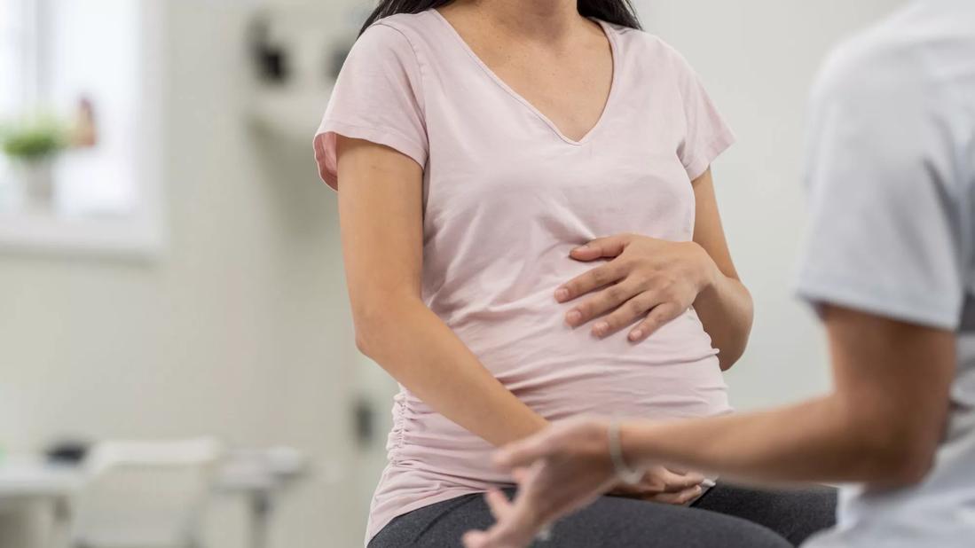 pregnant patient with doctor