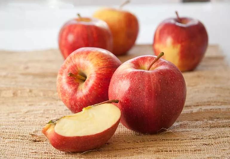 bundle of apples on a table top