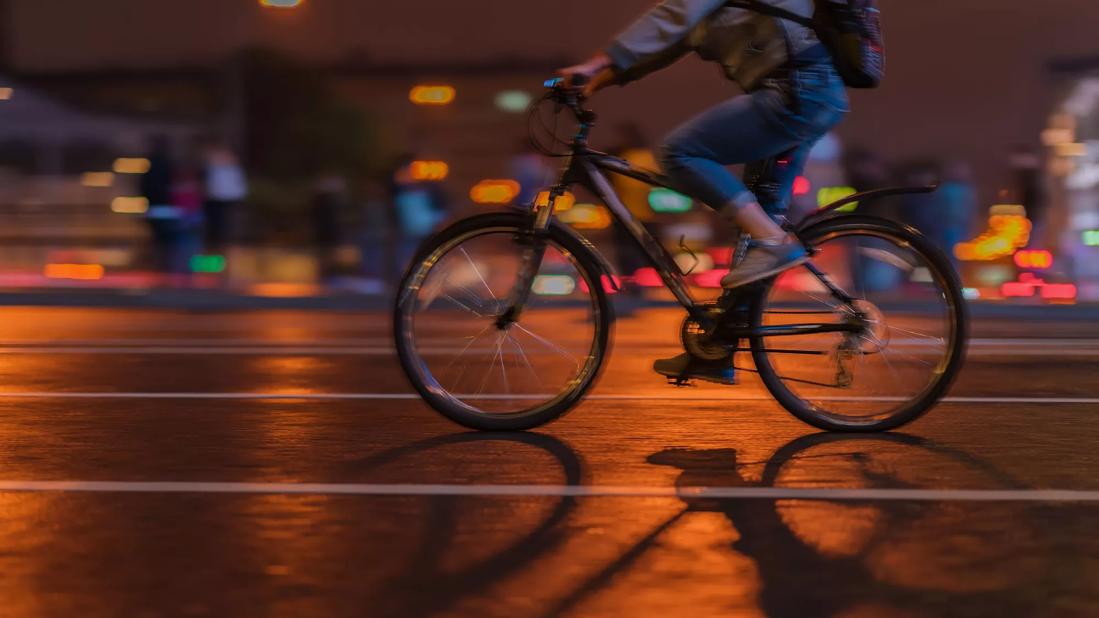 Cycling at Night: 4 Must-Read Safety Tips