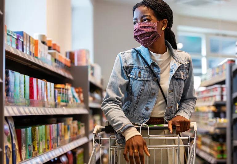 woman shopping with mask during conronavirus