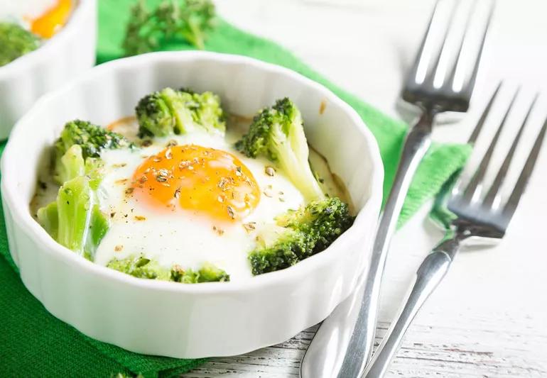 buttery broccoli fried eggs with spinach