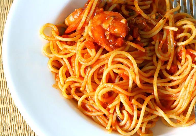 whole wheat spaghetti with homdmade tomato sauce