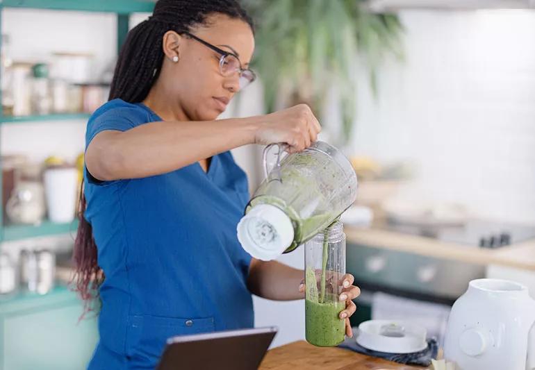 woman making smoothie