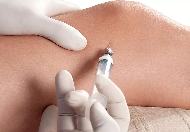Person recieving a botox injection in their leg.