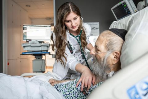 18-NUR-4079-elderPtntNurse-650&#215;450
