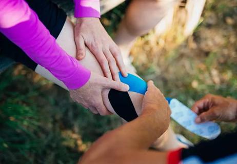 A simple 1 minute IT Band Stretch  💡Today we have prepared for you a  simple stretch to prevent or treat the Iliotibial Tape Syndrome (ITBS or IT  Band Syndrome). The syndrome