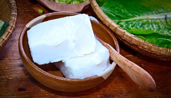 Chunks of beef tallow in wooden bowl