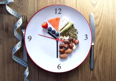 Plate indicating intermittent eating and fasting