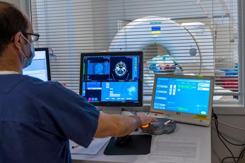 17-NEU-4298-Ahluwalia-Gamma-Knife-650&#215;450
